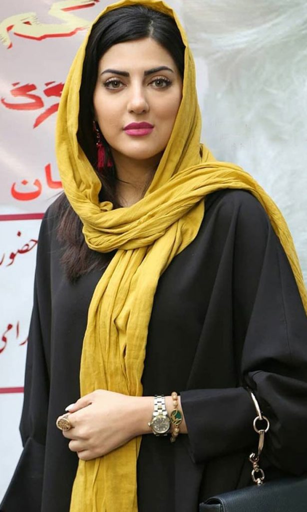 هلیا امامی با شال زرد در جشن تولد ۷۸ سالگی مسعود کیمیایی