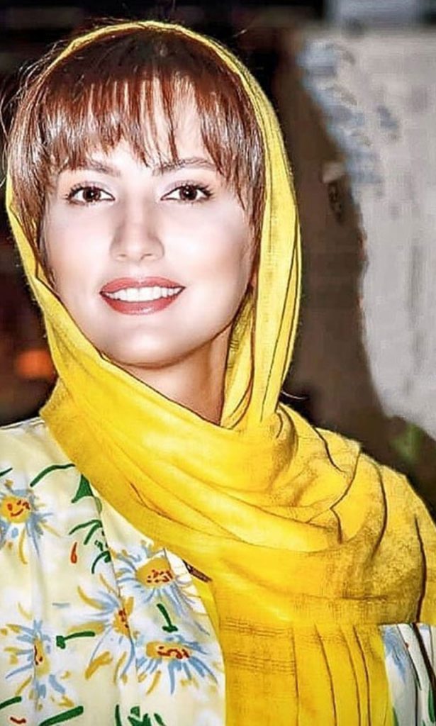 سمیرا حسینی بازیگر مطرح سینما و تلویزیون با شال زرد