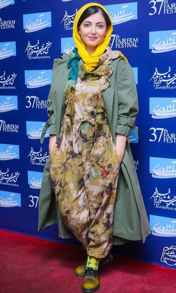 زیبا کرمعلی با شال زرد در روز چهارم سی و هفتمین جشنواره فیلم فجر