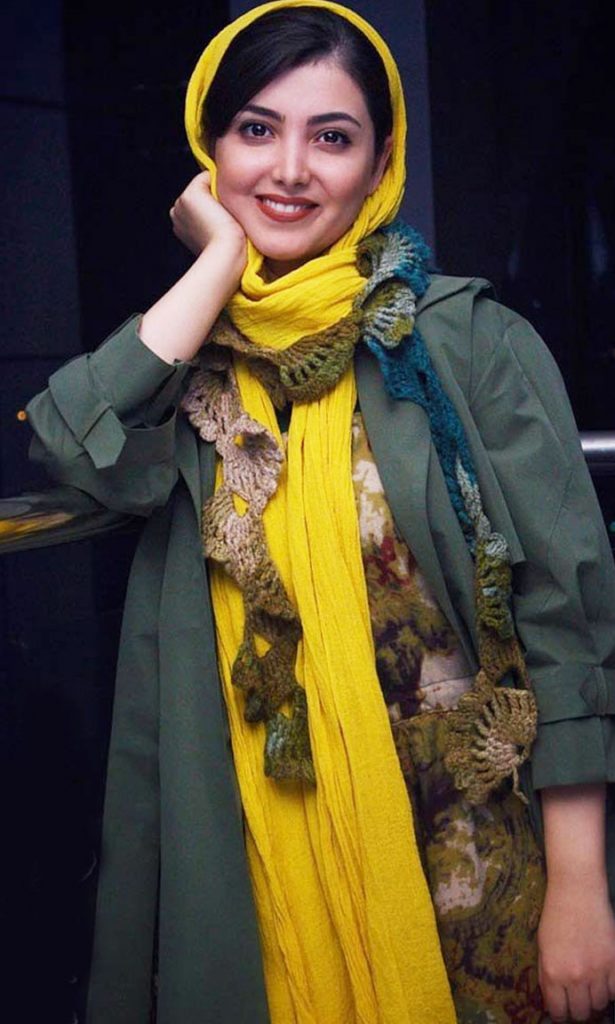 زیبا کرمعلی با شال زرد در روز چهارم سی و هفتمین جشنواره فیلم فجر