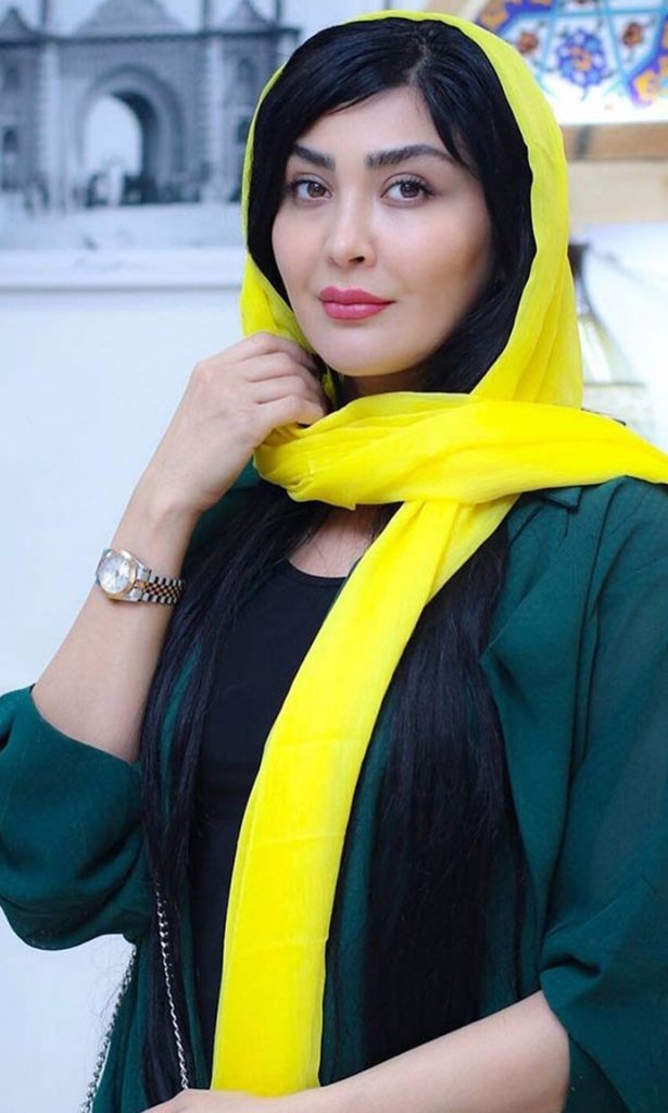 مریم معصومی با شال زرد در افتتاحیه نمایش قصه ظهر جمعه