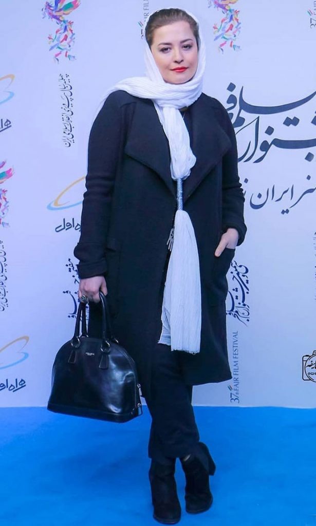 مهراوه شریفی نیا با شال سفید در روز دهم در سی و هفتمین جشنواره فیلم فجر