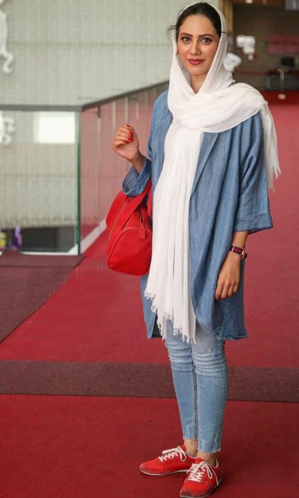 مونا فرجاد با شال سفید در اکران مستند چاوش از درآمد تا فرود