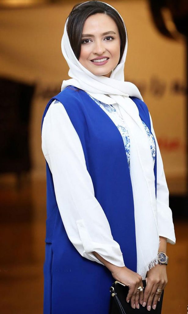 گلاره عباسی با شال سفید در بیستمین جشن خانه سینما