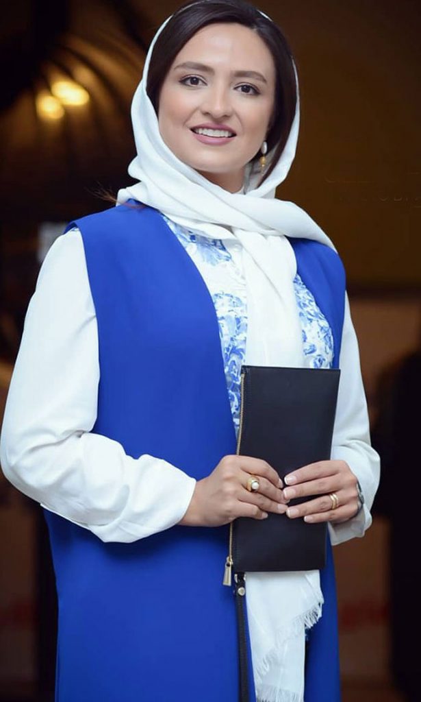 گلاره عباسی با مانتو آبی کاربنی و شال سفید در بیستمین جشن خانه سینما
