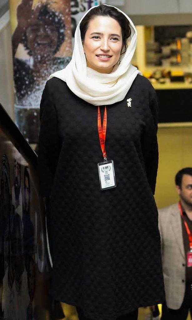 نگار جواهریان با شال سفید در سی و هفتمین جشنواره جهانی فیلم فجر