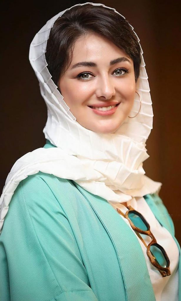 ویدا جوان با شال سفید در پنجمین جشن عکاسان سینمای ایران