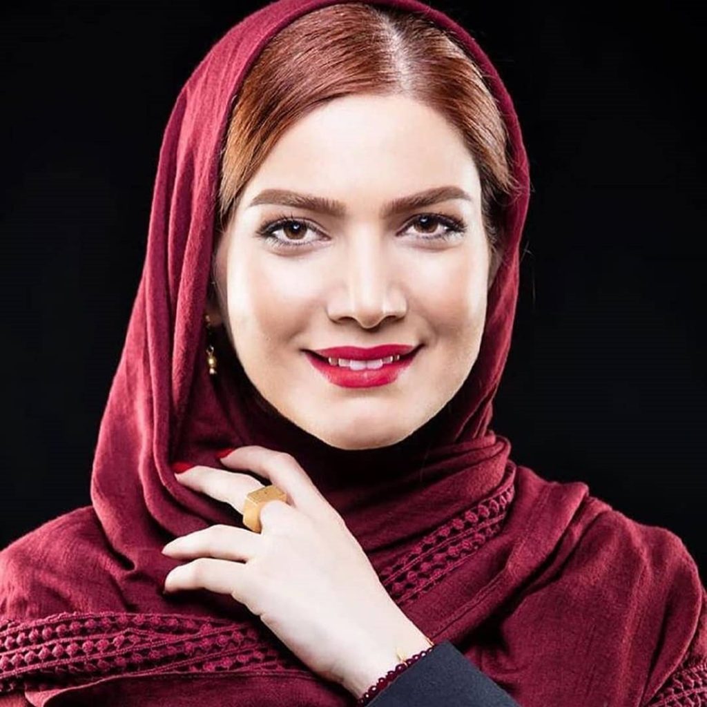 روسری نخی انتخاب ایده آل برای روزهای گرم تابستان | فروشگاه اینترنتی کاشانه متین ستوده با روسری زرشکی