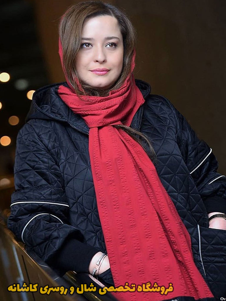 شال سر کنم یا روسری؟ | فروشگاه اینترنتی کاشانه مهراوه شریفی نیا با کاپشن کلاه دار و شال زرشکی