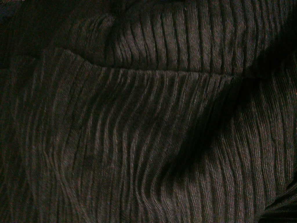 تصویر نزدیک از روسری پلیسه ساده 